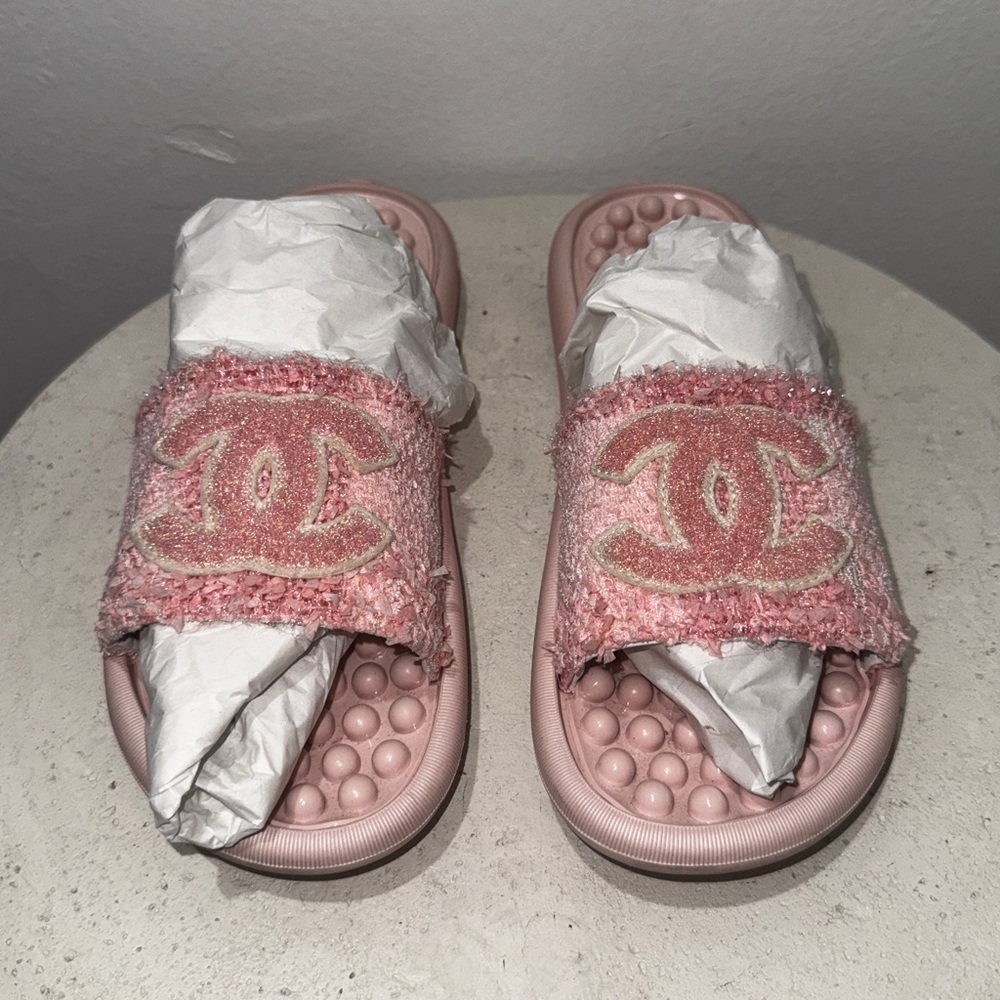 Chanel Pink Tweed CC Pool Beach Slides Sandals - Picture 3 of 11